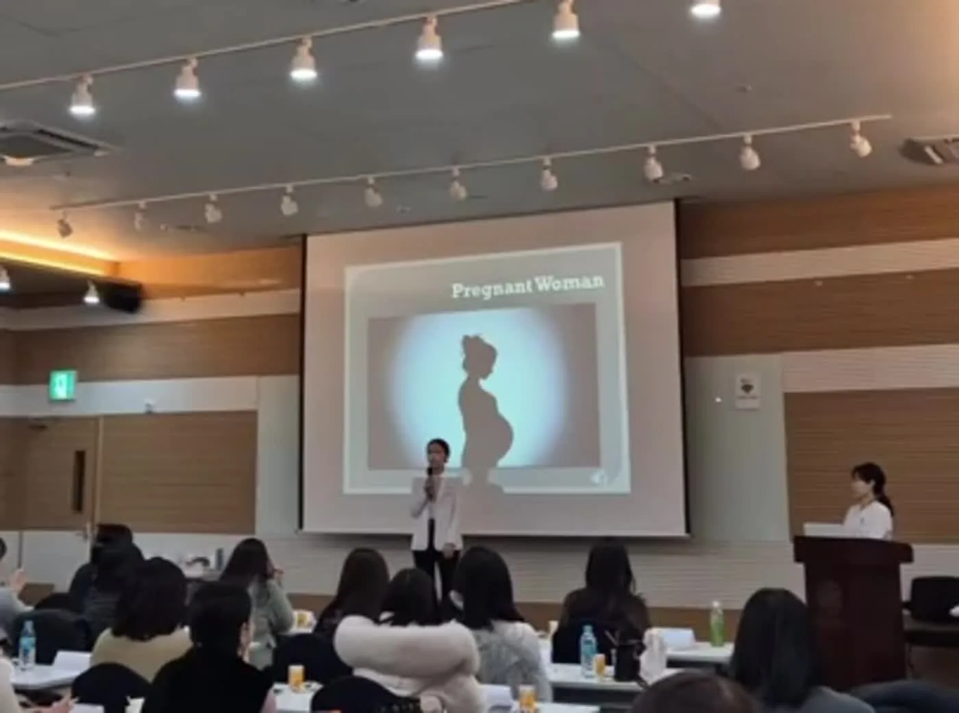 같은 업계 종사자를 대상으로 강의하는 김주연 원장