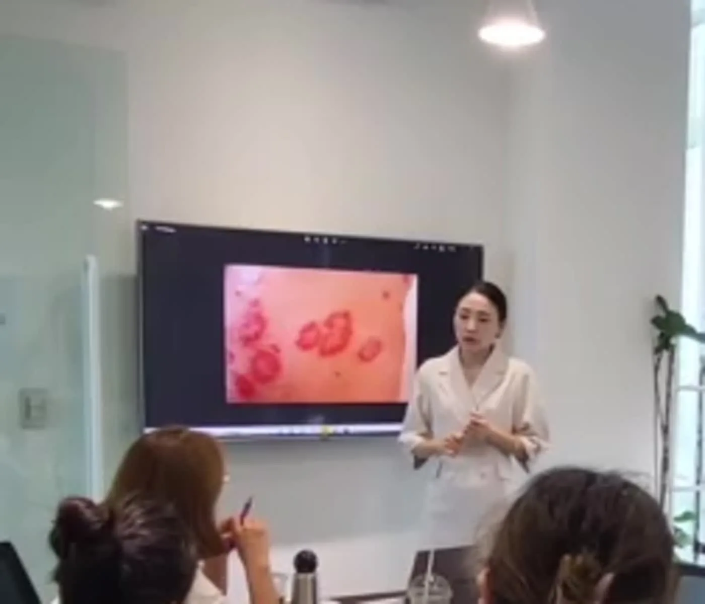 피부 상태 이미지를 보며 실무 교육을 진행하는 김주연 원장
